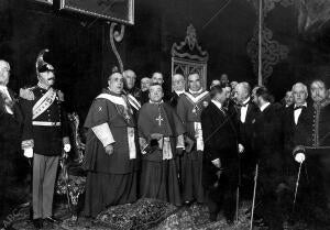 El cardenal en el salón del trono Rodeado de la guardia Noble , los Obispos de...