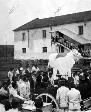 Suelta de Globos en el cuartel del cuarto regimiento montado en Carabanchel, con...