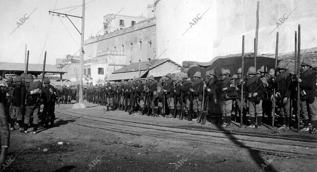 Fuerzas del regimiento del serrallo Nº 69 durante el desembarco Efectuado hoy 27...