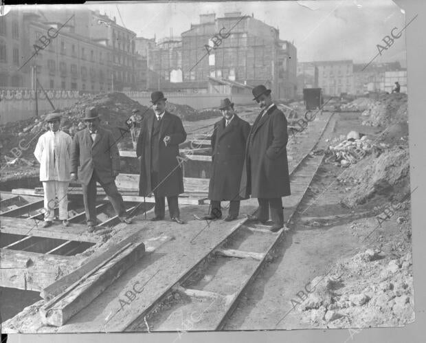 Obras de alcantarillado en la Gran Vía madrileña en el año 1912