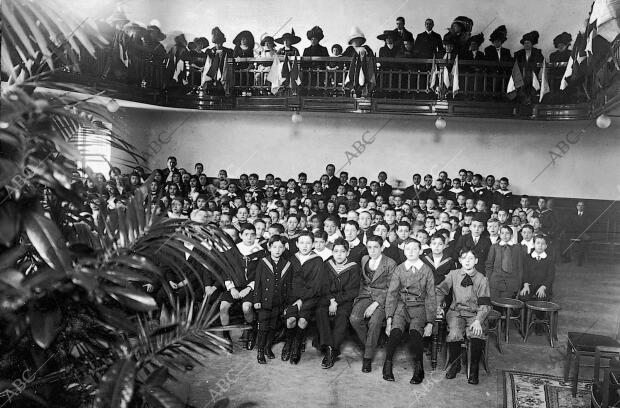 Los Niños del colegio Aleman Oyendo el discurso de su director