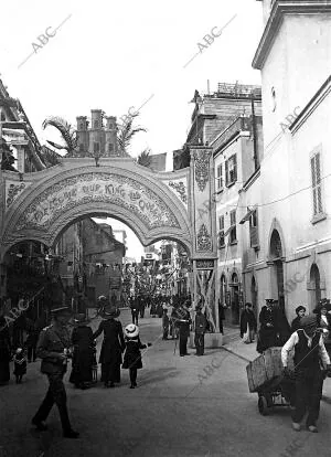 Arco triunfal levantado en la calle real en honor de los Reyes