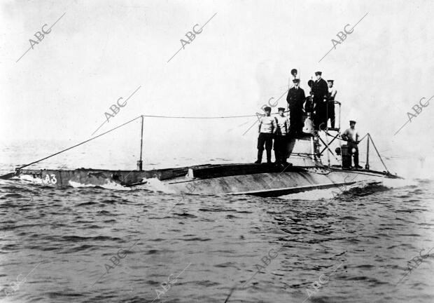 El submarino inglés "a 3", (delante de la Isla de Wight) que se fue a pique con...