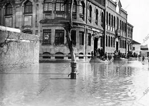 Las Escuelas Reina Victoria, de Triana, Fundadas por D. Cayetano Luca de Tena, y...