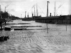 Inundaciones en Sevilla. Crecida del Guadalquivir en los Muelles