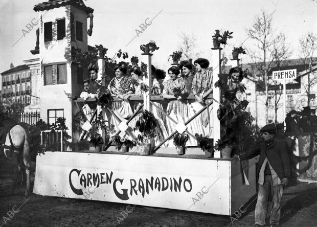 "Carmen Granadino", preciosa carroza Presentada por doña Ángela Llamas