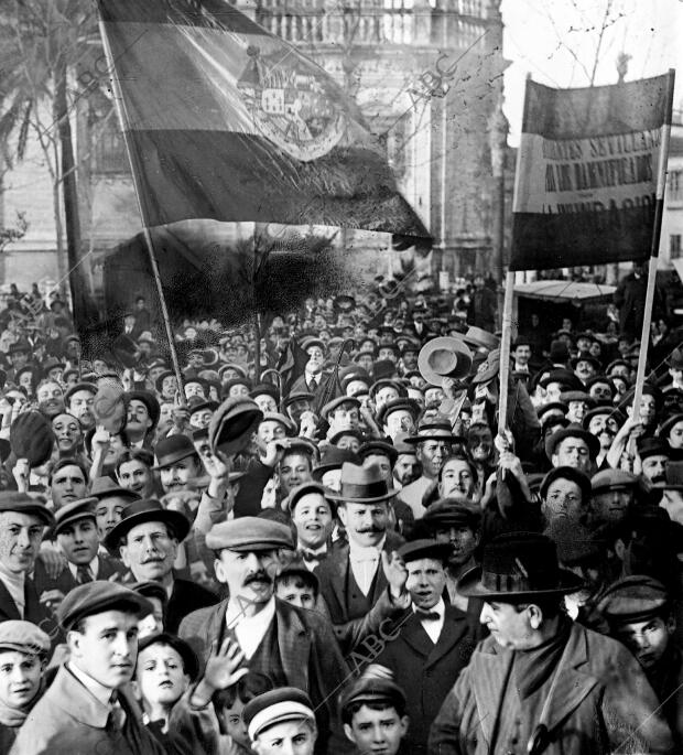 Los Estudiantes Sevillanos Postulando para recoger Socorros con destino A los...