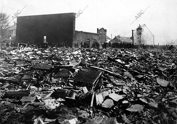 Escrombros de la ciudad de Osaka, Destruida por un Incendio, Ocasionando...