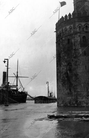 Temporal en Sevilla. La torre del oro y el muelle Inundados