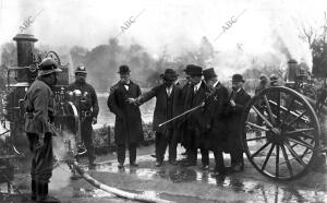 El alcalde, Señor Sostres (x), examinando el material de incendios durante la...