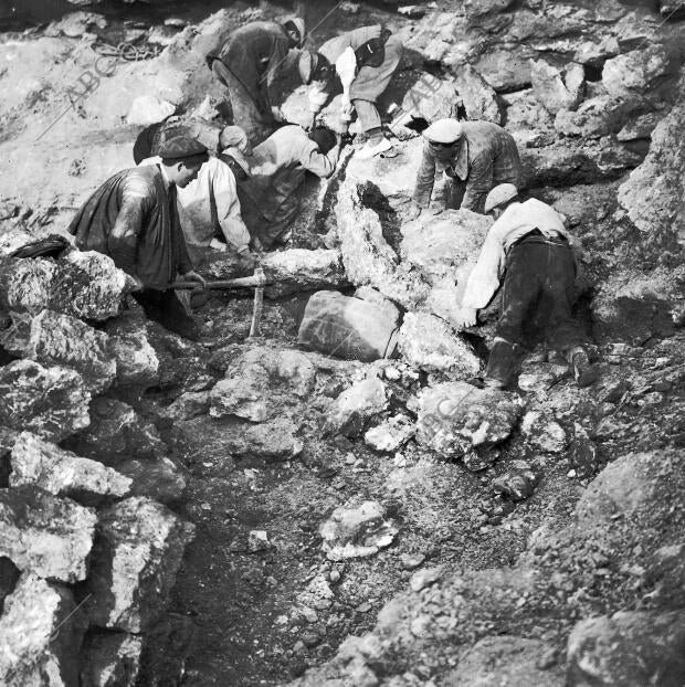 Operarios de la fábrica de yeso Trabajando para sacar de entre los Escombros A...