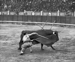 Alfonso Cela (Celita) Dando un pase de Rodillas A su segundo Toro en la...