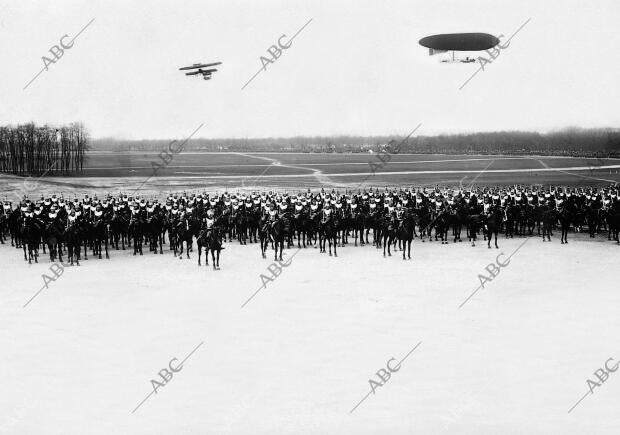 El teniente Abiador Cheutin y su dirigible Evolucionando en la revista militar...