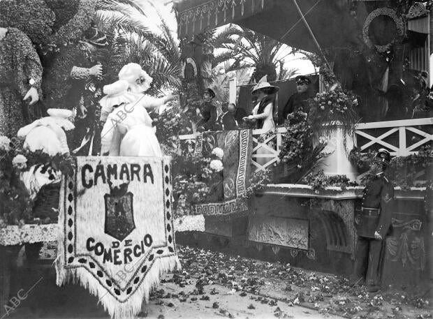 Carroza de la Cámara de Comercio, al pasar por la tribuna regia