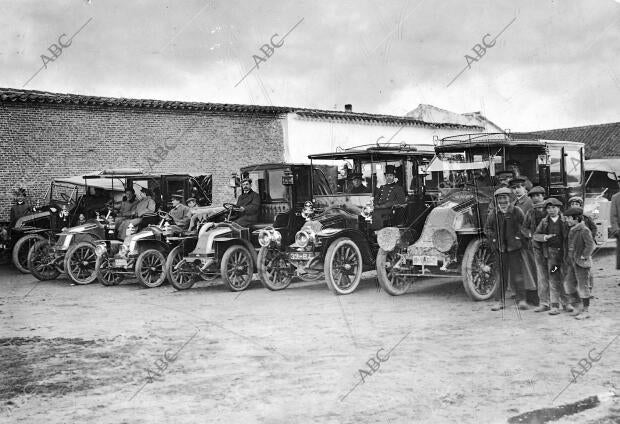 Los automóviles Renault en la Venta de la Rubia en marzo de 1912