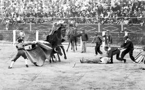 Caída al descubierto del picador arriero en la lidia del tercer Toro en la...