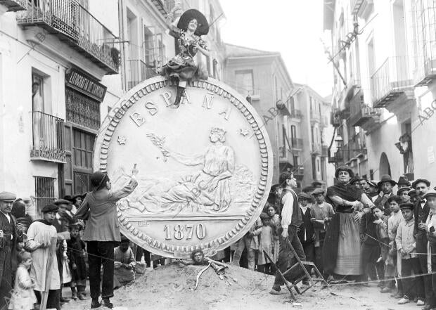 «El amor y el interés», falla instalada en la plaza de Mosén Sorell