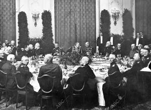 El Kaiser Guillermo Ii (X), con sus Generales en el banquete celebrado en el...