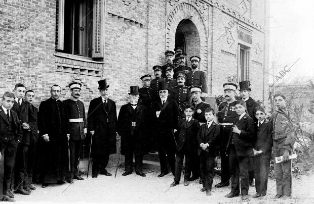 El capitán General, D. Mariano de Azcárraga, acompañado de los Generales D....