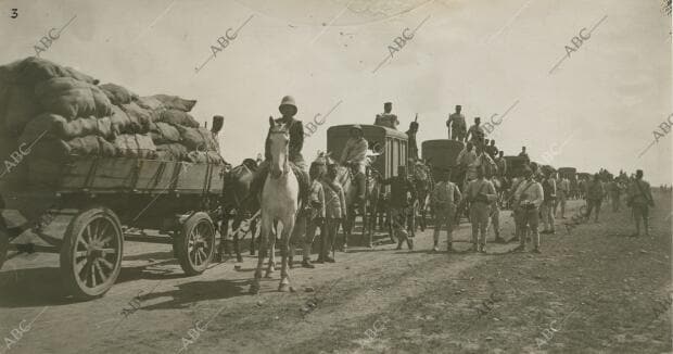 Convoy de viveres desde Zeluan al monte Arruit que ha sido detendio 2 horas por...