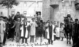 Francisco Seguí Santonja, alférez de la Filà Estudiantes, una comparsa...