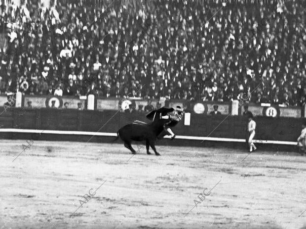 Cogida del matador mejicano Rodolfo García por el tercer Toro al entrar A matar