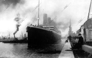 El RMS Titanic zarpando del puerto de Southampton
