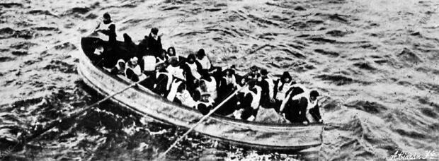 Naufragio del "Titanic": un bote del "Titanic" acercándose al "Carpathia"