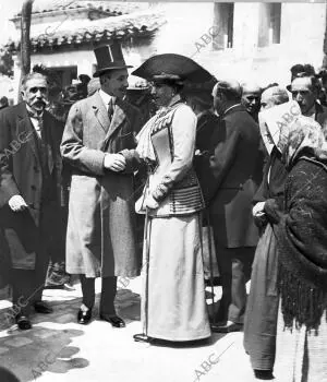 Sus Majestades los Reyes don Alfonso Xiii y doña victoria Eugenia en la visita...