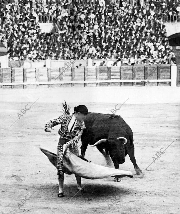 Ricardo Torres (Bombita) Rematando una larga cambiada en el primer Toro de la...