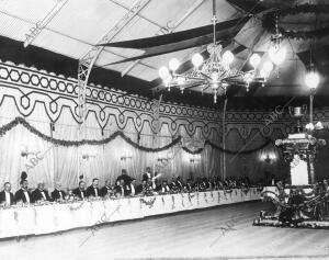 Banquete celebrado en honor de los Tiradores de pichón en la caseta del círculo...