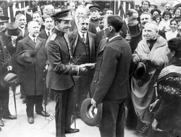 Su majestad el Rey Estrechando la mano al obrero Suárez después de la entrega de...