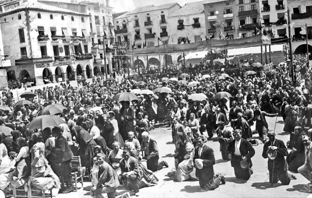 Aspecto de la plaza mayor durante la Misa, con motivo de la restauración del...