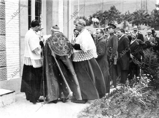 El obispo de Madrid-Alcalá don José María Salvador y Barrera, Bendiciendo el...