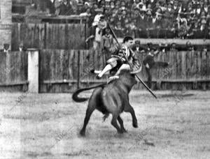 Salvadorito Dando el salto de la Garrocha