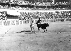 Paco Madrid Pasando de muleta A su primer Toro