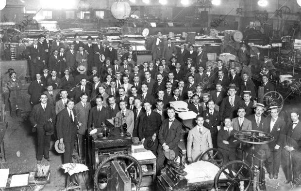 Los Alumnos de las Escuelas de Ingenieros Industriales en la visita que Hicieron...