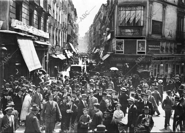 Grupo de Alumnos en la calle del príncipe al salir de la asamblea Celebrada en...