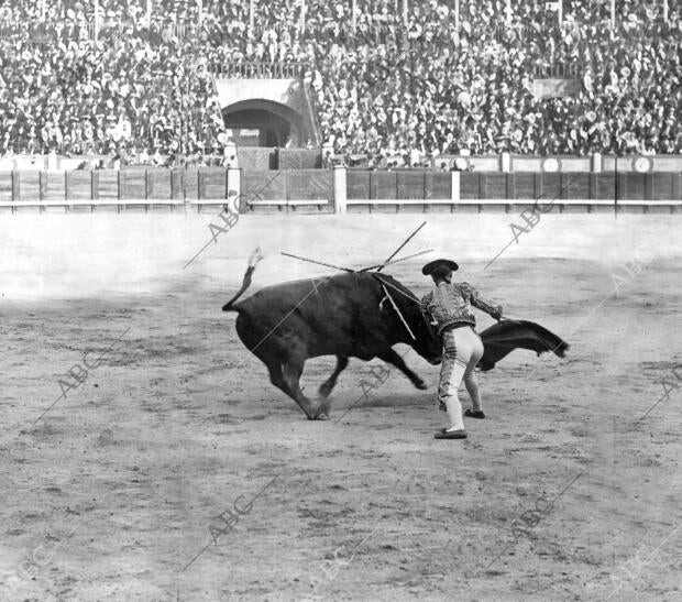 Ricardo Torres (Bombita), pasando de muleta a su tercer toro
