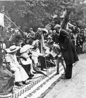 El hijo del presidente del Consejo, pepito Canalejas, Ofreciendo una bandera al...