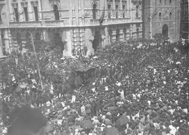 La carroza Mortuoria A la salida del Ayuntamiento, Rodeada por el pueblo...