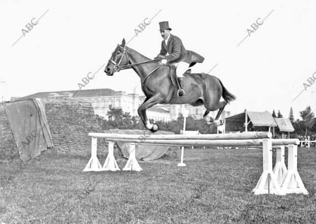 El duque de Pastrana con su Caballo "Yord Wip", Saltando la triple Barra de la...