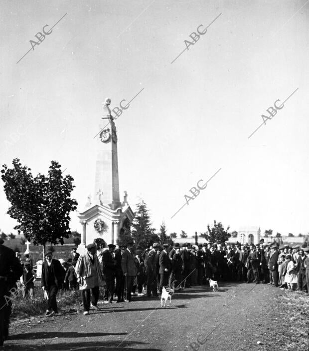 Don Melquiades Álvarez (X), y sus Correligionarios en el cementerio de Burgos,...