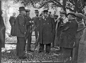 El archiduque de Austria Conversando con los Congresistas que Fueron A Ibiza con...