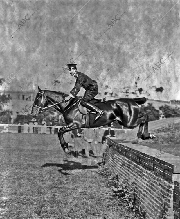 Don Valentín Cereceda, profesor de Quitación, con su Caballo "Garrotín",...