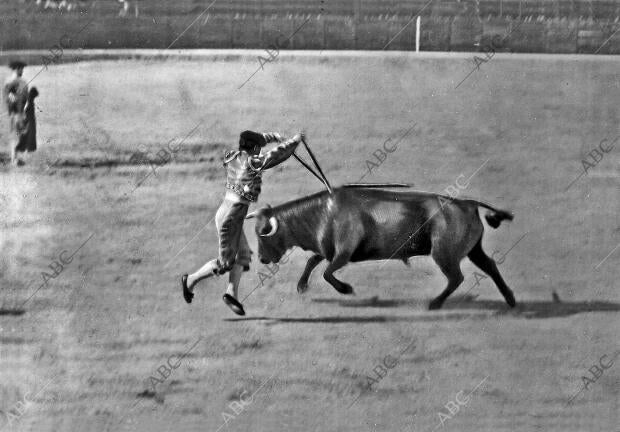 Fuentes Poniendo un par en la primera Corrida