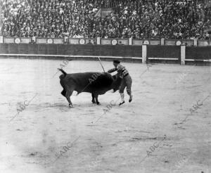 El diestro Emilio Gabarda (Gabardito) Dando una estocada al primer Toro de la...