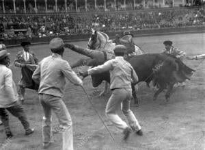 El picador Ratonera en una Caída al Descubierto, Vázquez Ii al quite