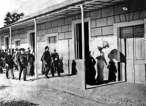 Ss.Mm. don Alfonso Xiii y doña victoria Eugenia, Visitando el colegio de...