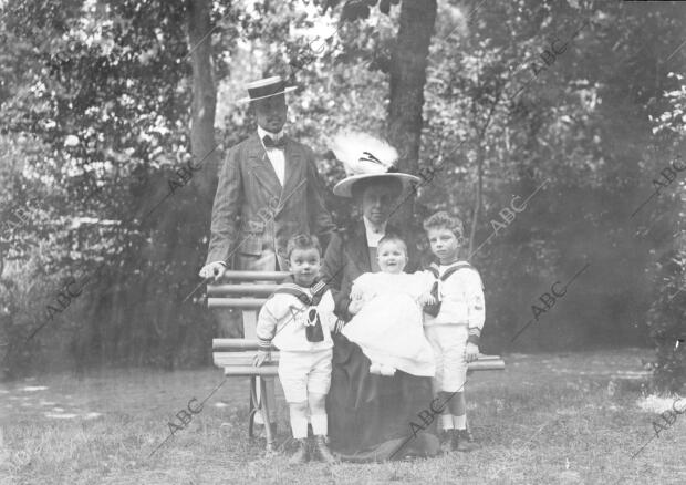 La Infanta María Teresa con su esposo don Fernando de Baviera y sus tres Hijos,...